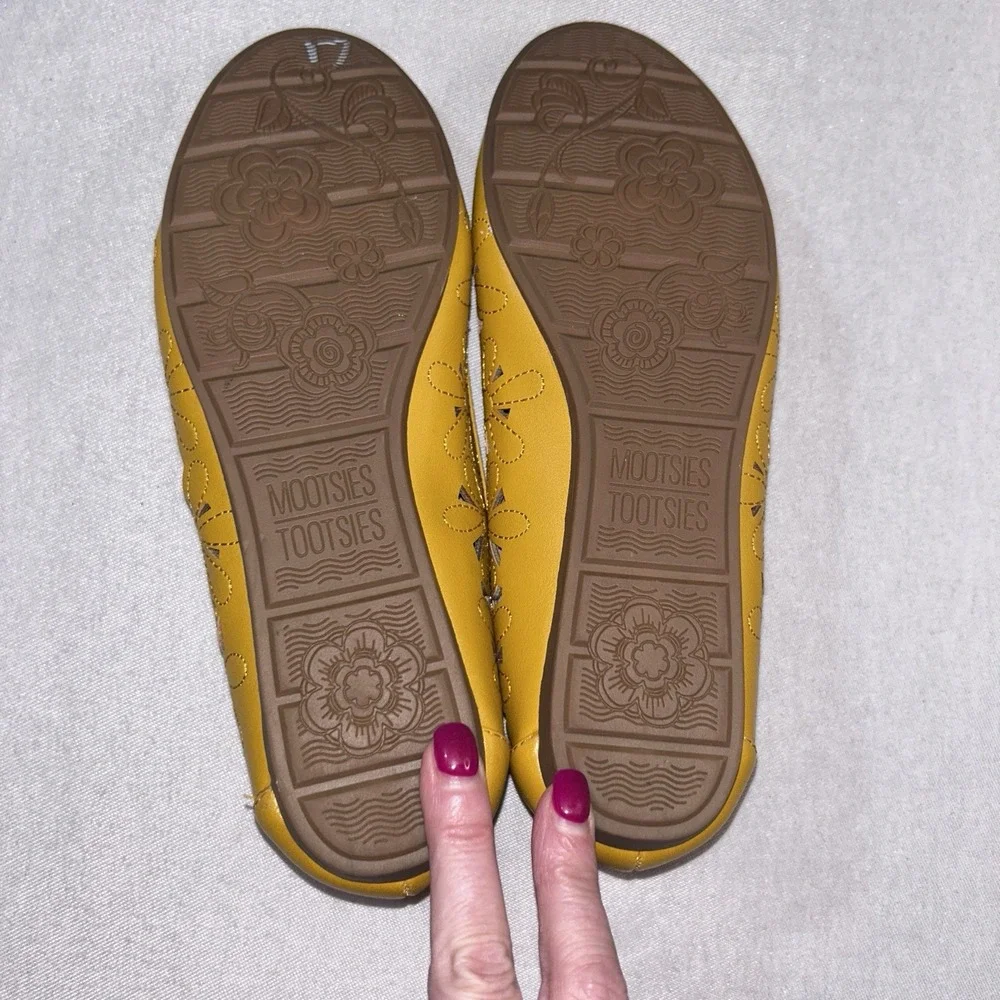 Mootsies Tootsies Charlann Women's‎ Flat Shoes 6.5M Gold/Yellow Faux Leather